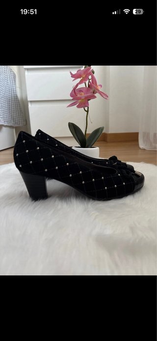 Zapatos de tacón negros acolchados
