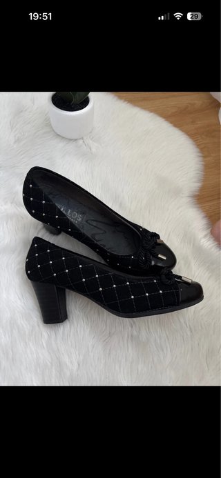 Zapatos de tacón negros acolchados
