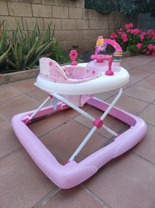 Andador infantil rosa con juguetes