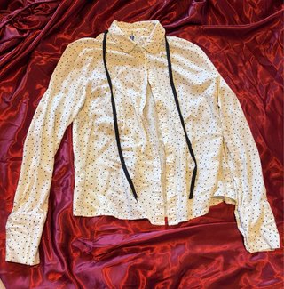 Camiseta blanca con topos negros