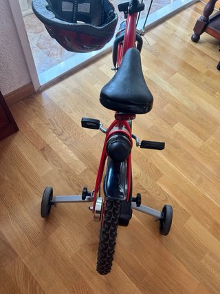 Bicicleta infantil roja con ruedines REGALO-casco