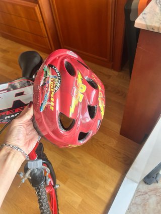 Bicicleta infantil roja con ruedines REGALO-casco