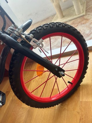 Bicicleta infantil roja con ruedines REGALO-casco