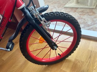 Bicicleta infantil roja con ruedines REGALO-casco