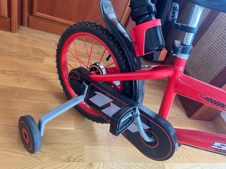 Bicicleta infantil roja con ruedines REGALO-casco