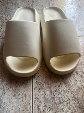 Chanclas beige cómodas