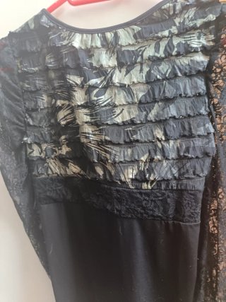 Blusa con encajes negra y multicolor