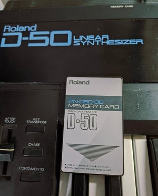 Sintetizador Roland D-50 con tarjetas