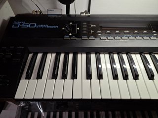 Sintetizador Roland D-50 con tarjetas