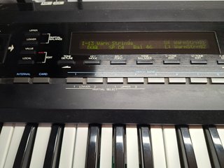 Sintetizador Roland D-50 con tarjetas