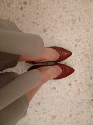 Zapatos de tacón rojos y marrones