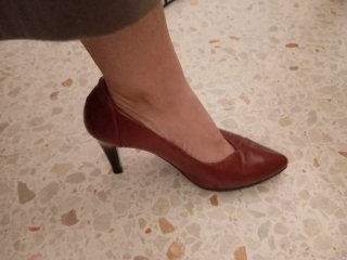 Zapatos de tacón rojos y marrones
