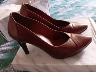 Zapatos de tacón rojos y marrones
