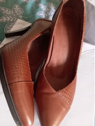 Zapatos de tacón rojos y marrones
