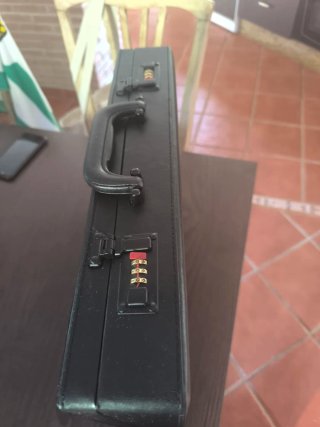 Maletín negro con combinación