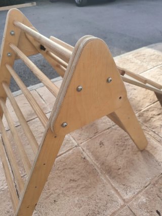 Triangolo Pikler in legno in buone condizioni