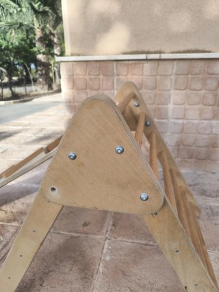 Triangolo Pikler in legno in buone condizioni