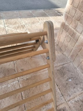 Triangolo Pikler in legno in buone condizioni