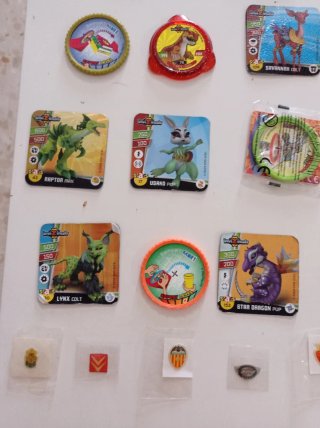 Lote de figuras y cartas coleccionables