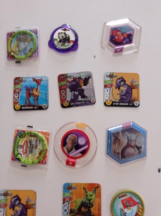 Lote de figuras y cartas coleccionables