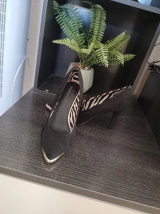 Zapatos de tacón negros con estampado cebra