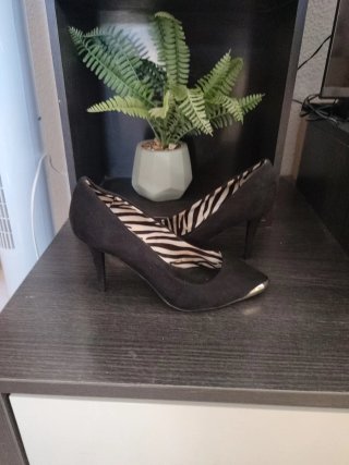 Zapatos de tacón negros con estampado cebra
