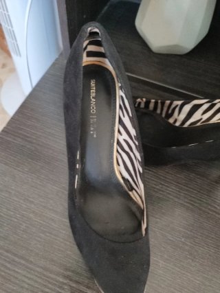 Zapatos de tacón negros con estampado cebra