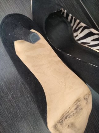Zapatos de tacón negros con estampado cebra