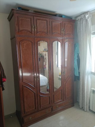 Armario de madera maciza