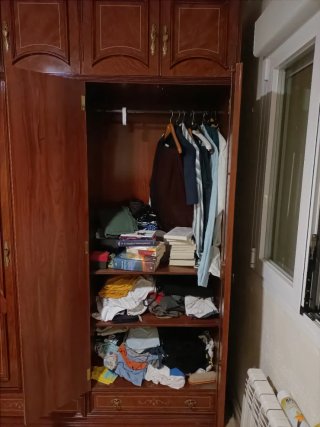 Armario de madera maciza