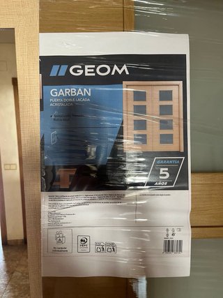 Puerta doble de madera con cristales GEOM GARBAN
