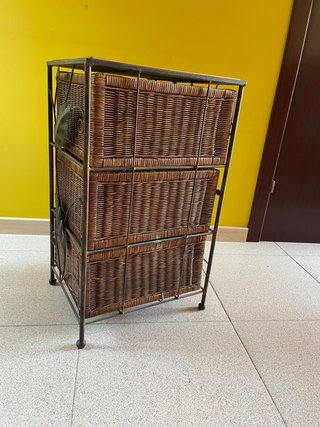 Cajonera de mimbre y metal. Antiguo costurero