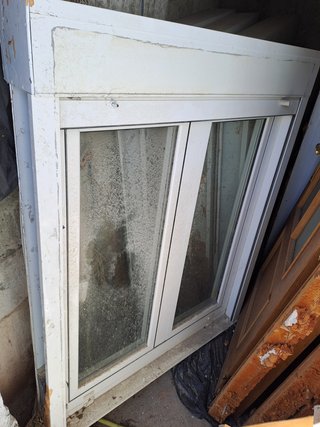 Ventana con persiana y puente térmico