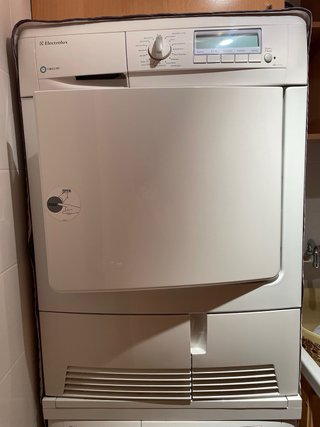 Lavadora y Secadora Electrolux con el soporte.