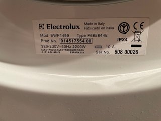 Lavadora y Secadora Electrolux con el soporte.