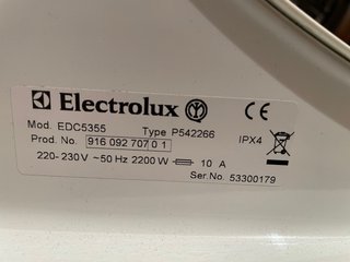 Lavadora y Secadora Electrolux con el soporte.