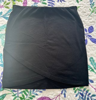 Falda negra cruzada