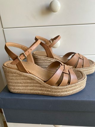 Sandalias cuña piel hebilla mujer