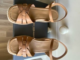 Sandalias cuña piel hebilla mujer