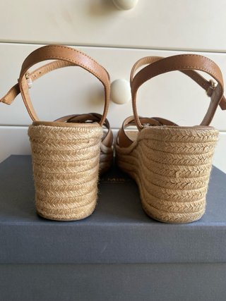 Sandalias cuña piel hebilla mujer