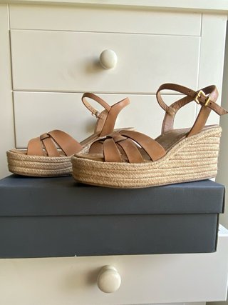 Sandalias cuña piel hebilla mujer