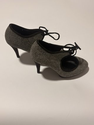 Zapatos tacón elegantes.