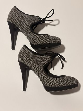 Zapatos tacón elegantes.