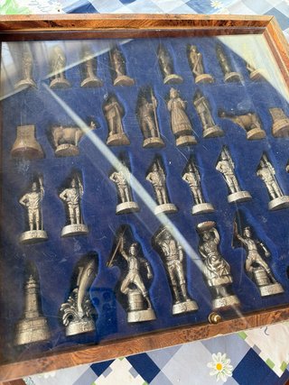 Ajedrez de metal figuras detalladas, solo en mano