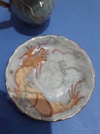 Jarra y platillo decorativos