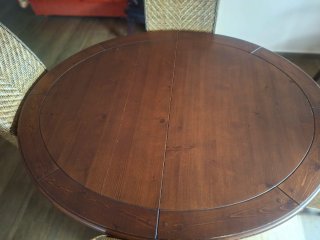 Mesa ovalada con 4 sillas y 2 sillones