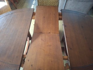Mesa ovalada con 4 sillas y 2 sillones