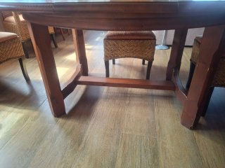 Mesa ovalada con 4 sillas y 2 sillones