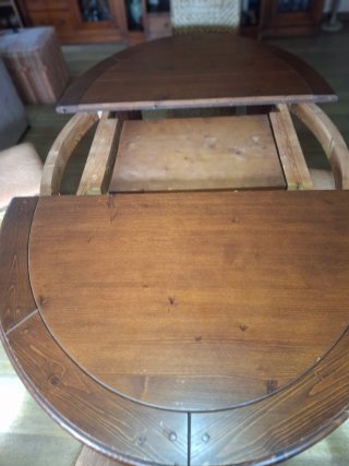 Mesa ovalada con 4 sillas y 2 sillones