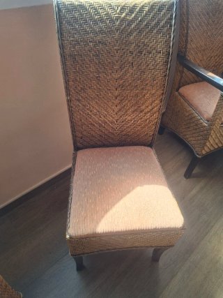 Mesa ovalada con 4 sillas y 2 sillones